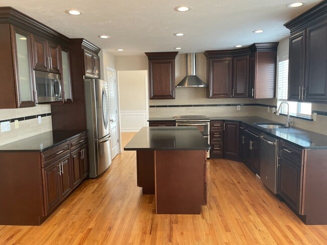 Building Photo - 6 Bedroom/3.2 Bath Home For Rent in Sandy