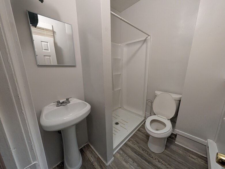 Building Photo - 56 Elm St