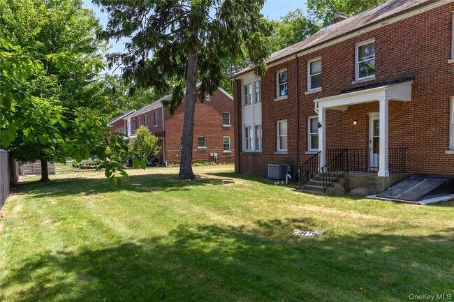 Building Photo - 315 Ellington Ave E