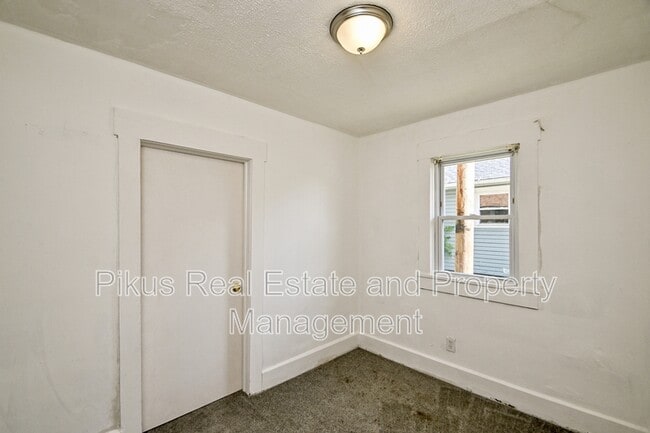 Building Photo - 1328 Struble Ave NE
