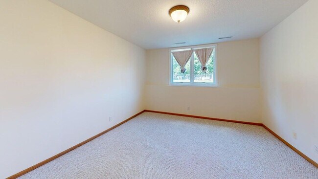 Building Photo - Executive Home in Ames