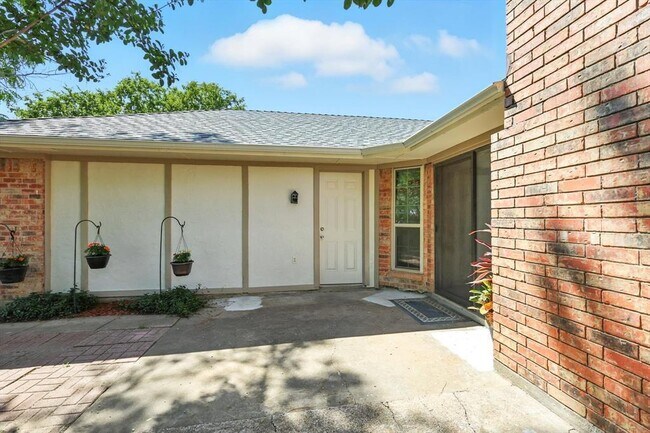 Building Photo - 1506 N Valley Pkwy