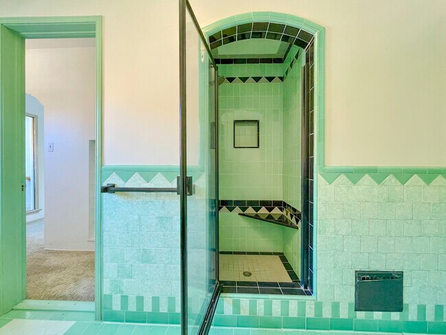 main Bath - 1017 S Stanley Ave