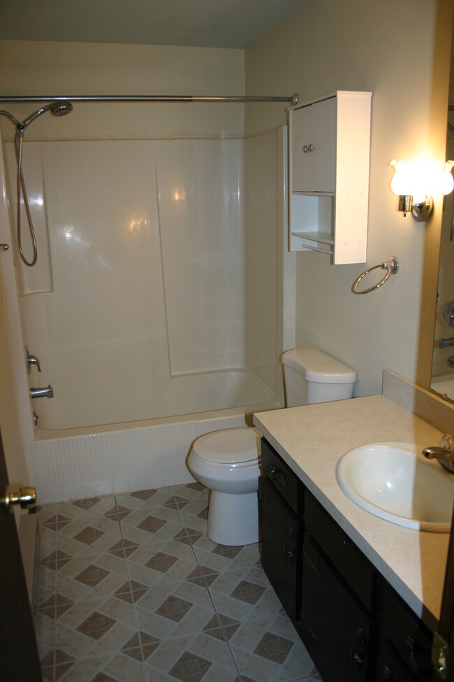 Upstairs full bath - 503 Center St