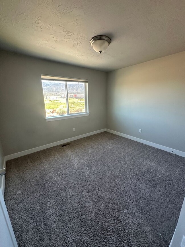 Building Photo - Charming Townhome