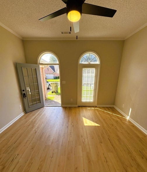 Building Photo - 2250 Lake Hill Ct