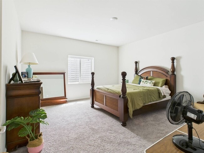 Building Photo - Stunning 5 Bedroom 4.5 Bathroom Located in...