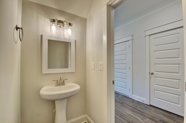 Building Photo - Luxury 3-Bed, 3.5-Bath Townhome in Gatewoo...
