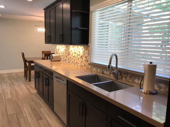 Building Photo - Gorgeous 3 bedroom home available now