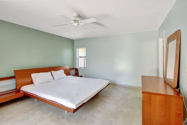 Building Photo - 1541 SW 102nd Terrace