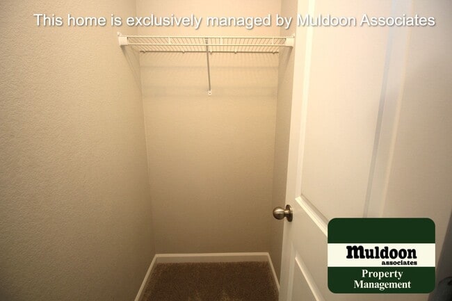 Building Photo - Beautiful end unit townhome