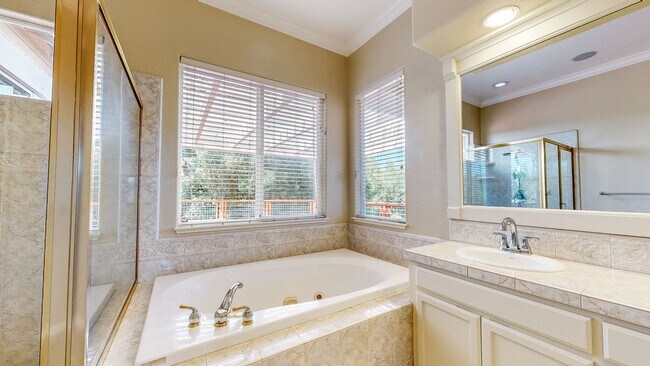 Building Photo - Gorgeous Home with private yards, large de...