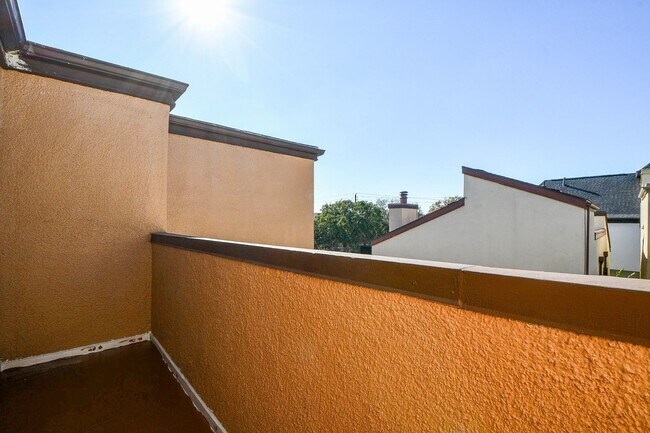 Building Photo - 6000 Inwood Dr