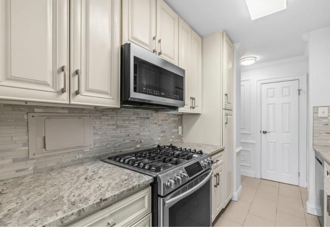 Building Photo - Modern 2BR/2.5BA Two-Level Condo in The Fountains
