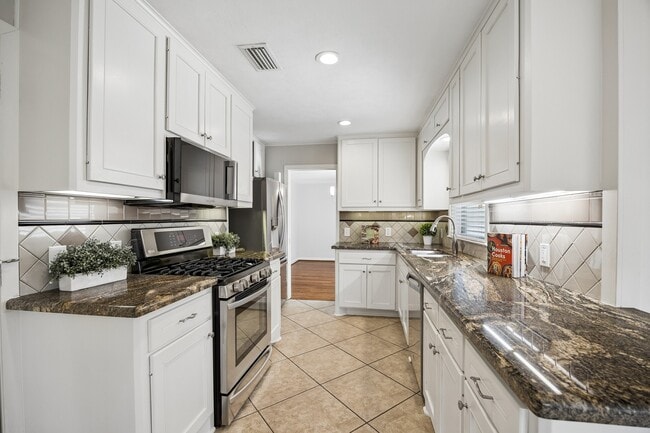 Building Photo - 2202 Lazybrook Dr