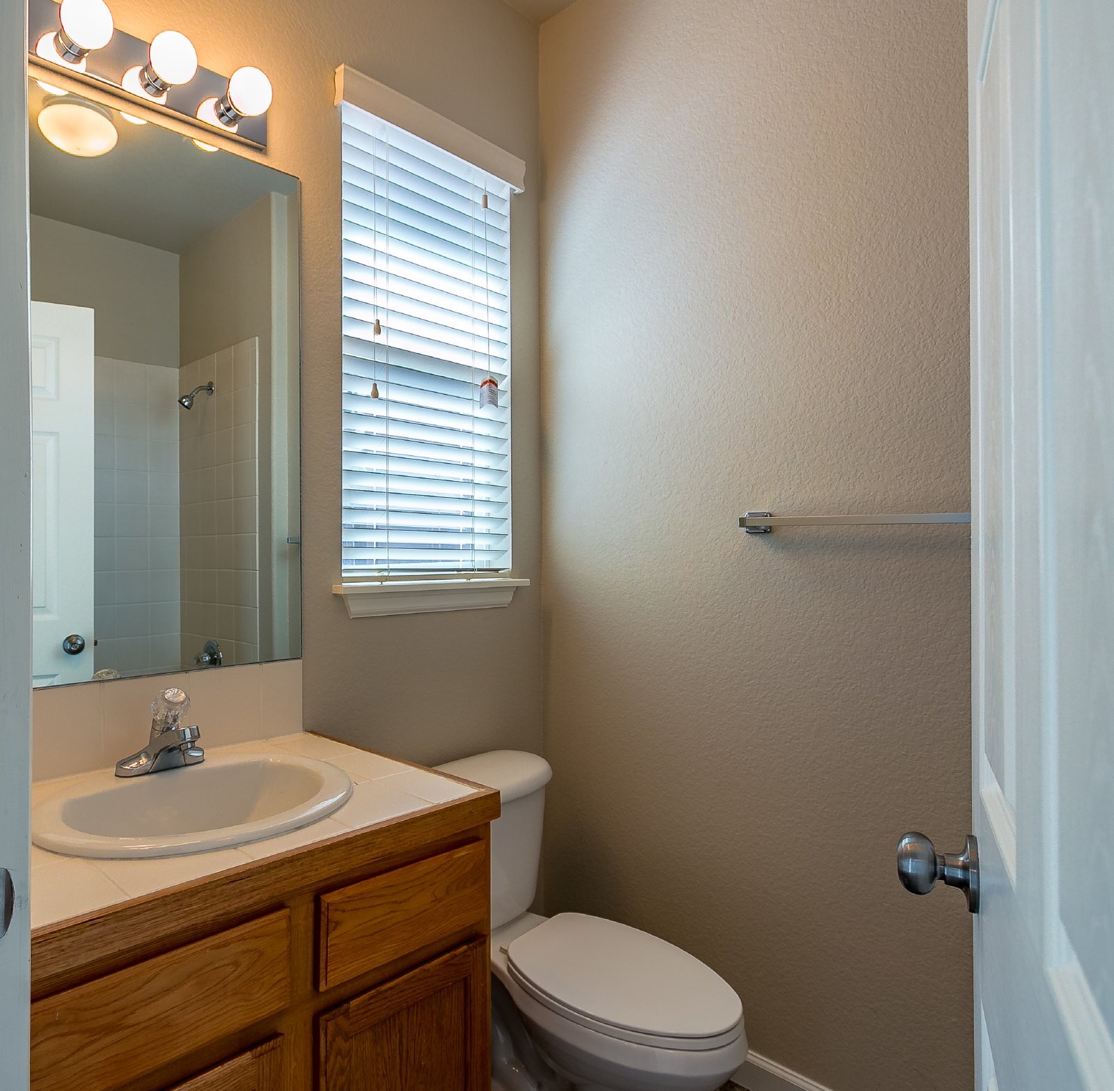 Building Photo - Modern Comfort and Low-Maintenance Living ...