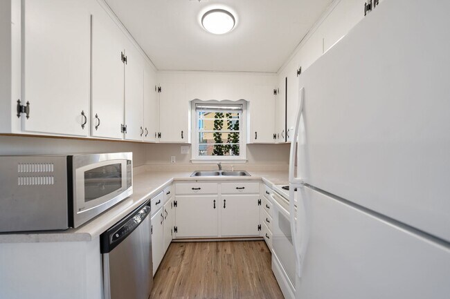 Building Photo - Charming 2-Bedroom End Unit townhome Avail...