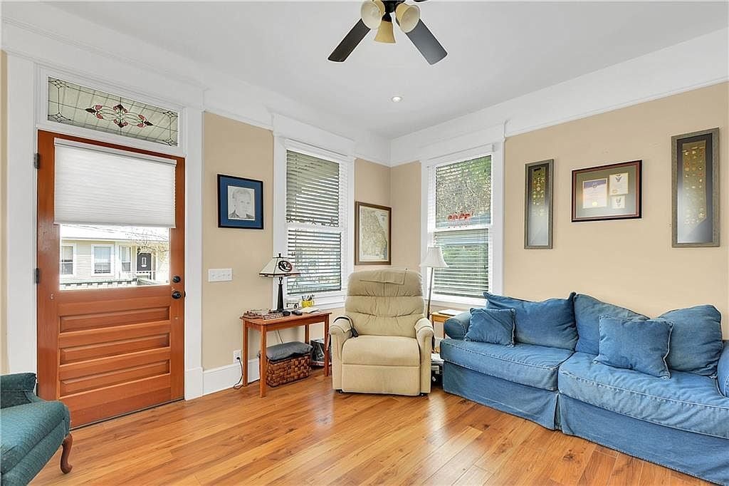 living room - 919 Egmont St