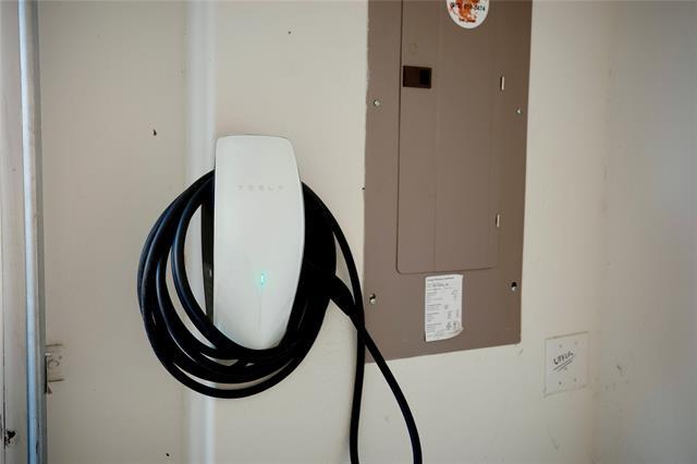 Building Photo - 3672 Wellesley Ave