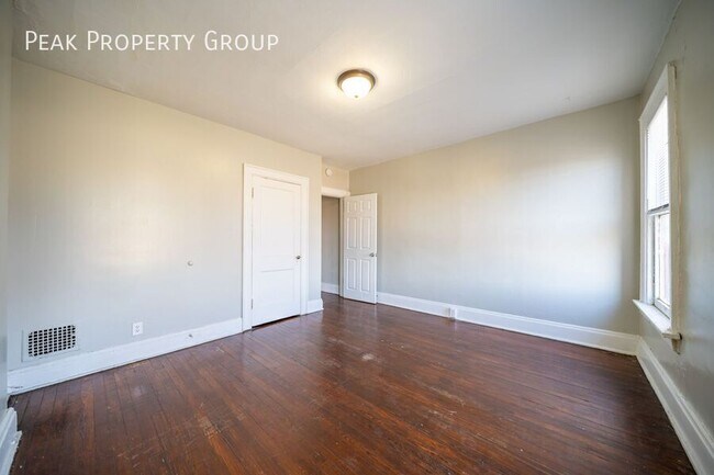 Building Photo - 1484 Summit St