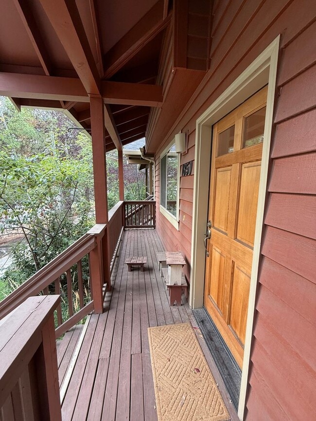 Building Photo - Beautiful 2 Bed/2.5 Bath Townhome on Bend's Westside - Shevlin Park Road