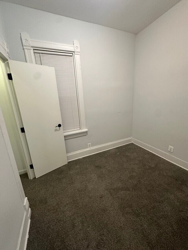 Building Photo - 3625 W Shakespeare Ave