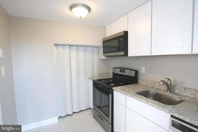 Building Photo - 2737 Iverson St