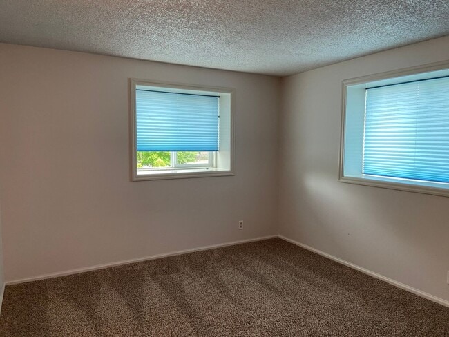 Building Photo - DECEMBER RENT FREE!