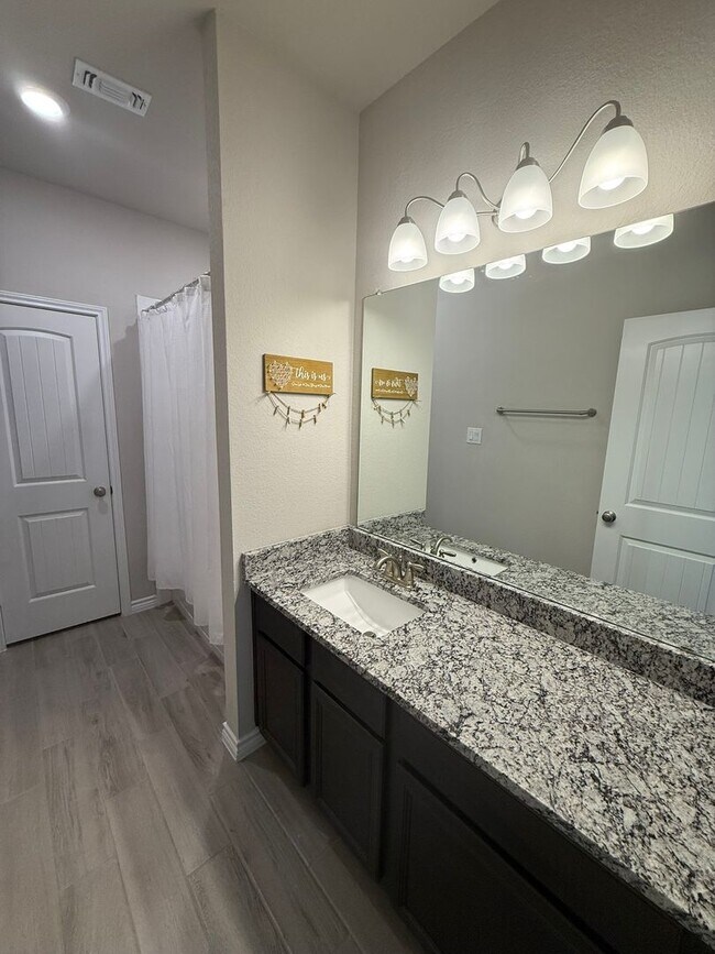 Building Photo - GORGEOUS 3-bedroom 2-bathroom home in Cedarbrook Estates!