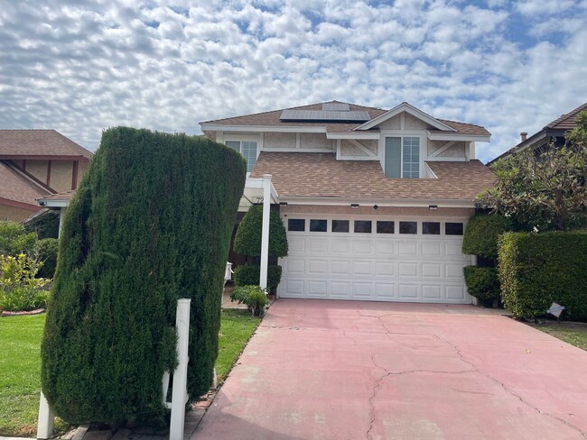 Building Photo - Charming 4 bedrooms in Reseda - Spacious, ...