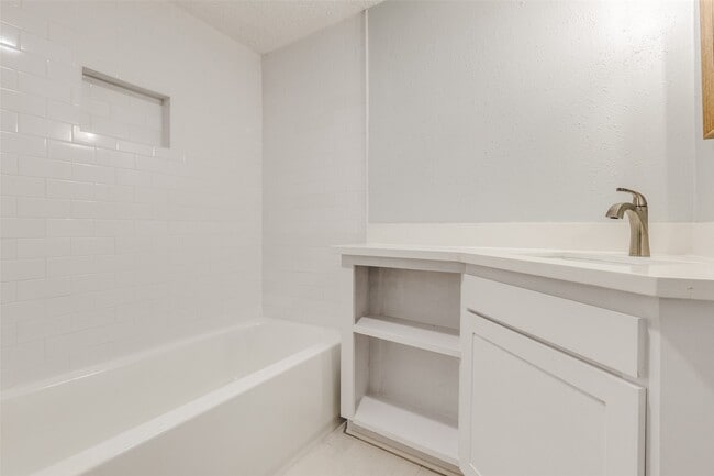 Building Photo - 10816 Briar Forest Dr