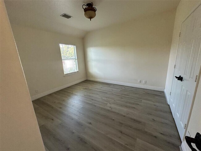 Building Photo - 5703 Saragosa Dr
