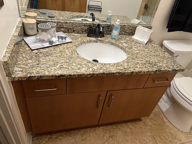 Building Photo - 898 Oak St SW