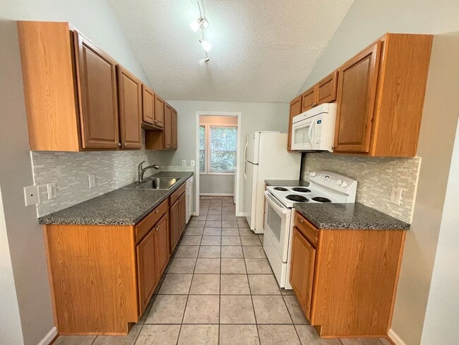 Building Photo - Great location! 4br house w/ parking, large rooms within walking distance to UNC Campus!