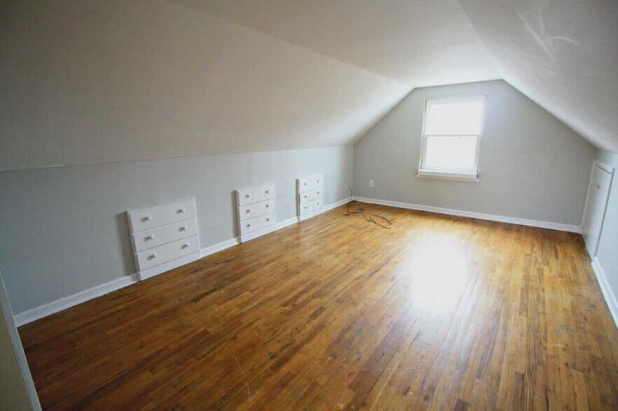 Upstairs with built in drawers - 3449 Beulah Rd