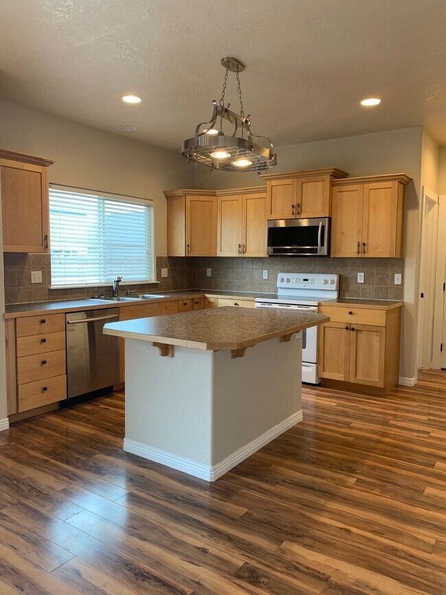 Building Photo - 10600 Avalon St