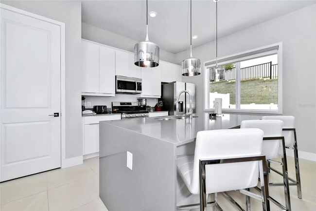 Building Photo - 7740 Sandy Ridge Dr