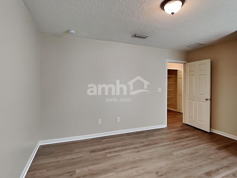 Building Photo - 11869 Hayden Lakes Cir