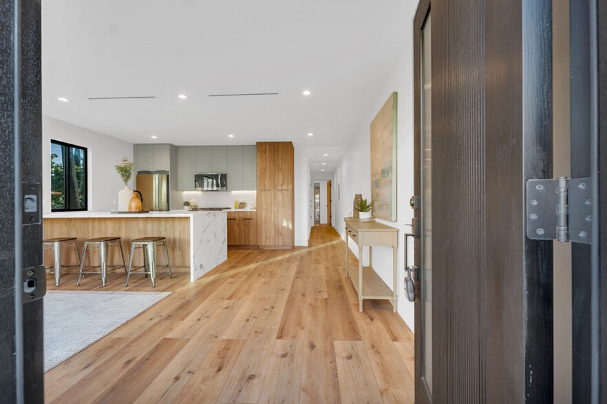 Building Photo - 651 N Wilton Pl