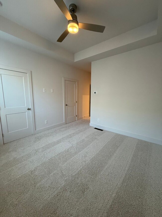 Building Photo - Peaceful City Living close to Everything!