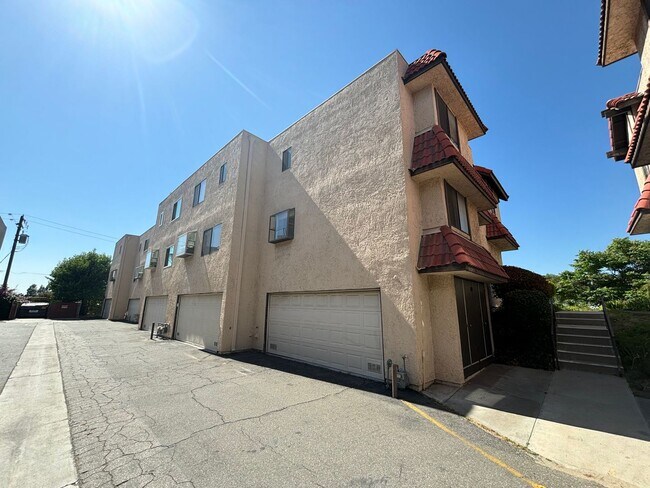 Building Photo - Spacious 3-Bedroom Townhome with Community...