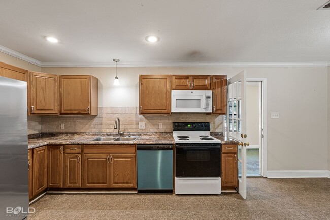 Building Photo - Check Out this 3 bed 2 bath!!