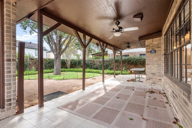 Building Photo - 2415 Parkwood Ln