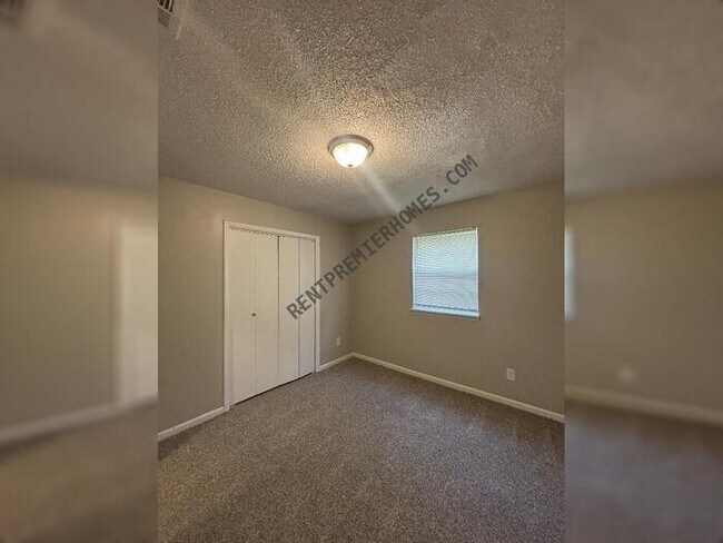 Building Photo - 2221 Dorchester Dr