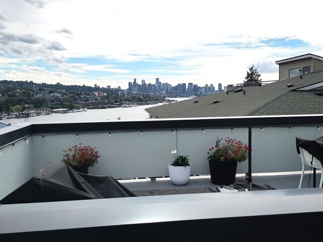 Building Photo - 3bd/2.5ba Seattle Townhome