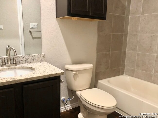 Building Photo - Modern Luxury Duplex in Seguin!