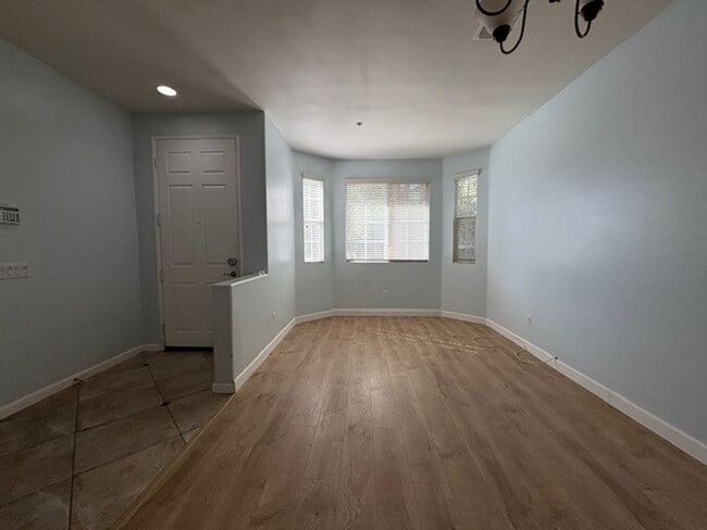 Building Photo - Redlands Home in Gated Community