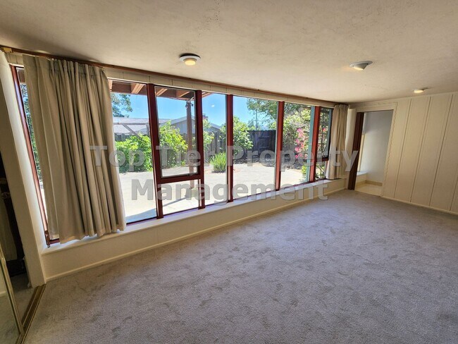 Building Photo - Beautiful 3-bedroom, 2-bathroom home locat...