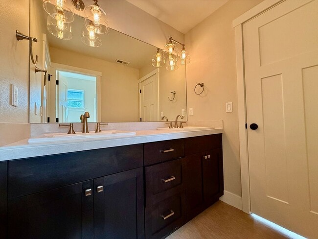 Building Photo - GORGEOUS OPEN LAYOUT HOME IN OLD FARM DISTRICT!