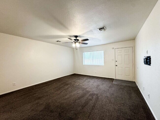 Building Photo - "Centrally located 3 bedroom, 2 bathroom H...